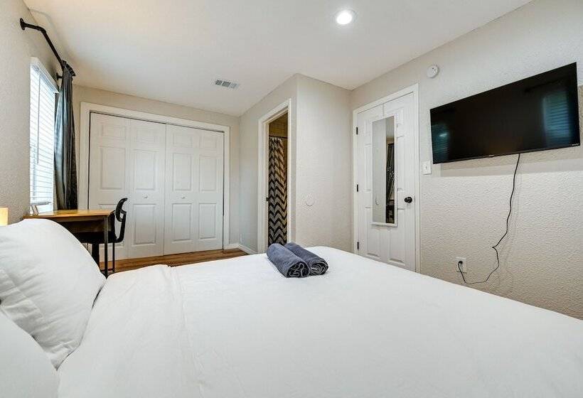 Wfh Friendly Tampa Home Rental: 2 Mi To Downtown!