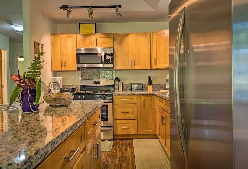 Big Island Paradise  Hawaiian Retreat W/ Patio!