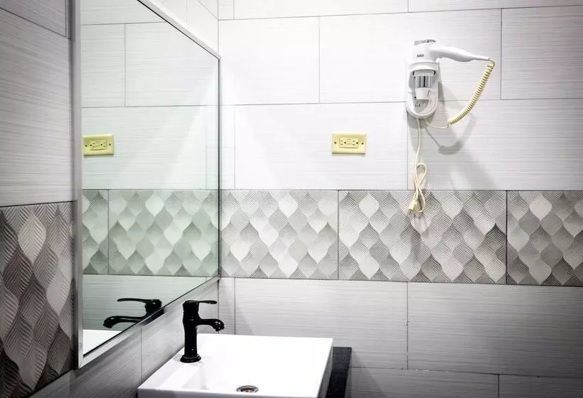 هتل Piarco Palace