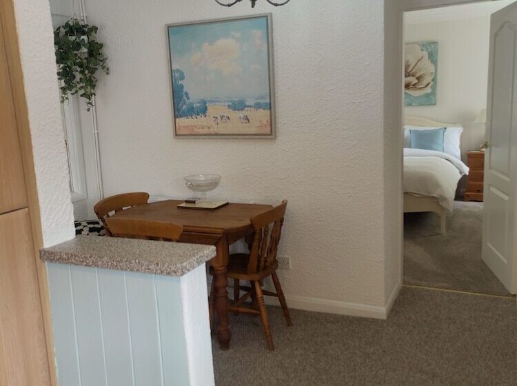 레지던스 Split Level Bungalow   Sleeps4   Close To Walks