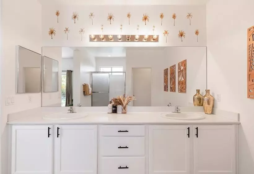 Sunny Palms By Avantstay Near Empire Polo Club