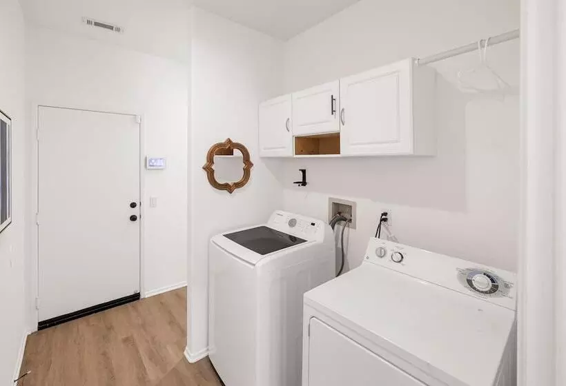 Sunny Palms By Avantstay Near Empire Polo Club