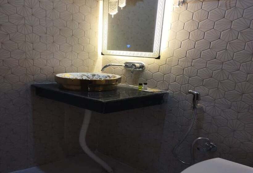 ホテル Chakrata Inn Resort