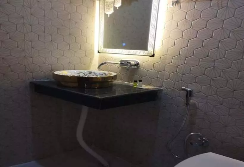 Hotelli Chakrata Inn Resort