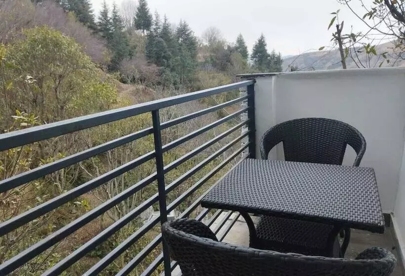 Hotelli Chakrata Inn Resort