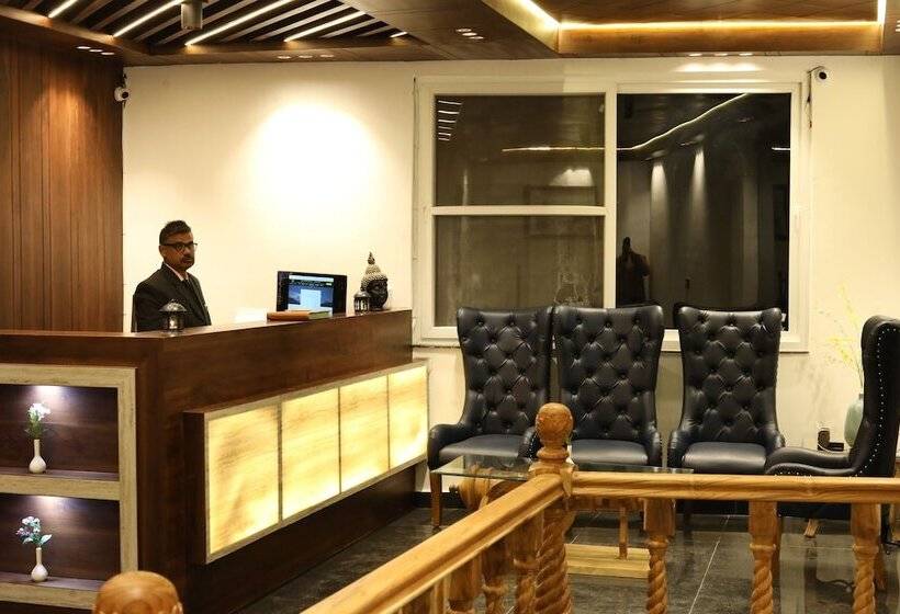 ホテル Chakrata Inn Resort