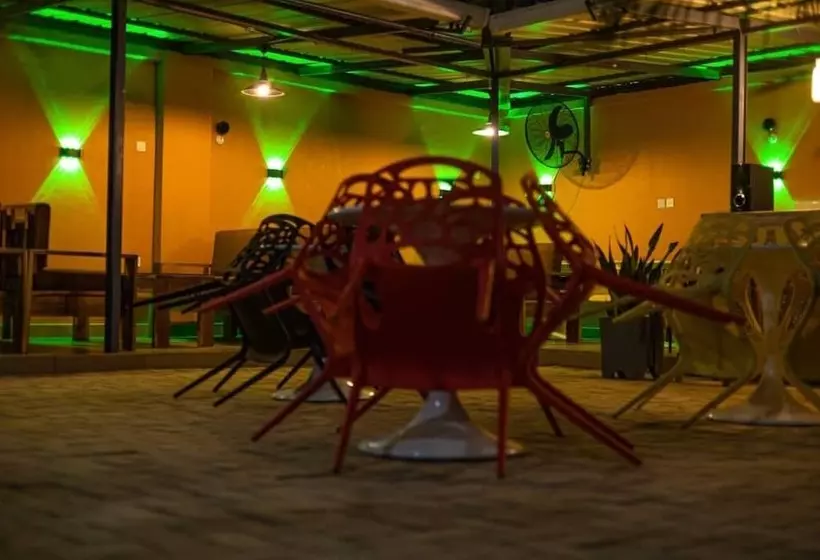 هتل Dyke Suites And Apartments