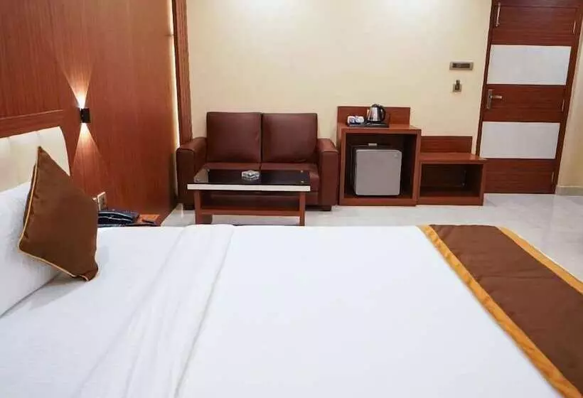 Hotelli The Royal Sea