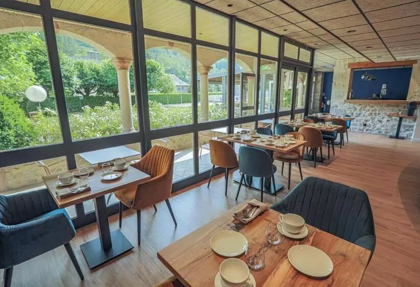 Hotelli L Hôtel Des Bains   Salles La Source