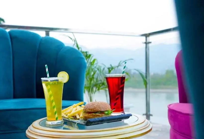 ホテル The Neeraj Naturecure On Ganga