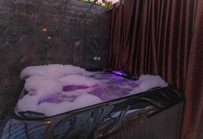 Отель The Platinum Bay