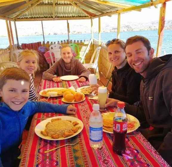 ホテル Urosfood & Titiqaqa Lodge