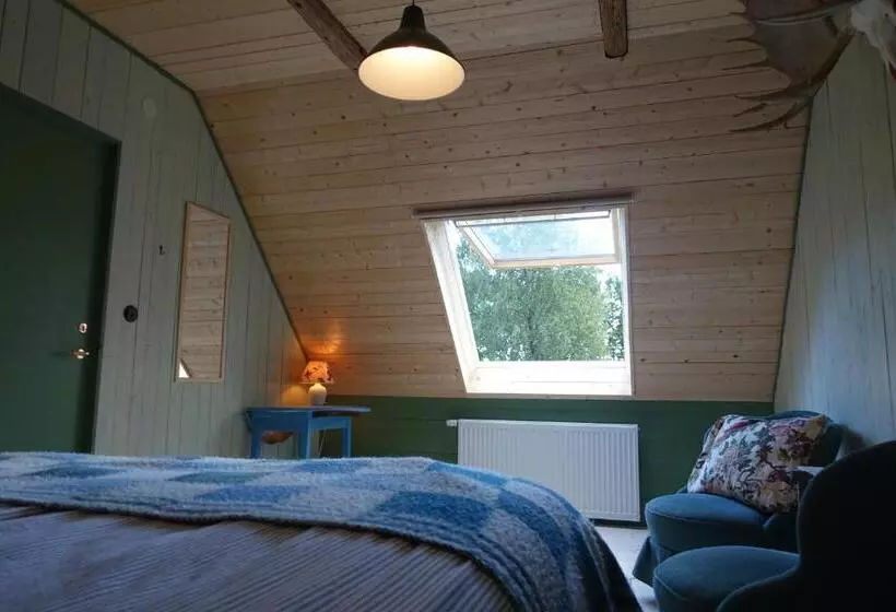Hotelli Attic Apartment On Countryside