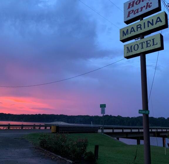 فندق Holly Park Marina