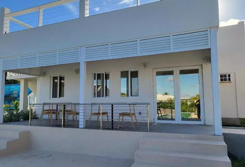 استراحتگاه Crawlbay Suites