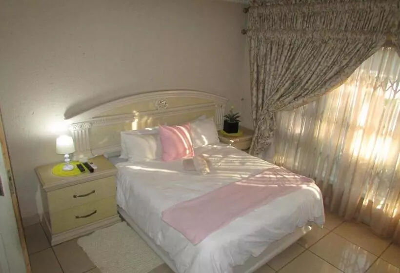 Aamiaismajoitus (B&B) Mokopane At Kioma Guest House