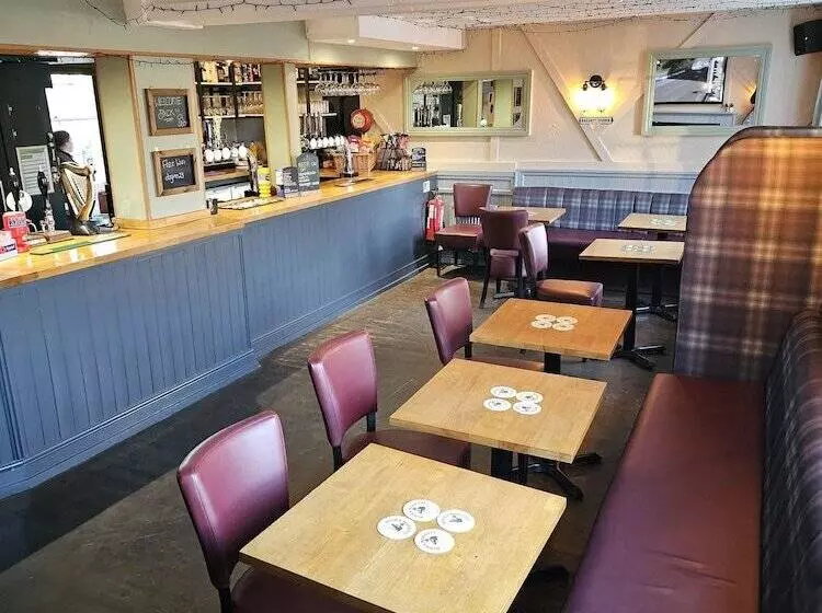 Hotelli Dog And Partridge Inn