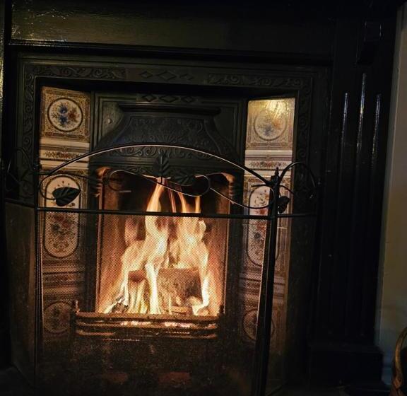 בית מלון כפרי Dog And Partridge Inn