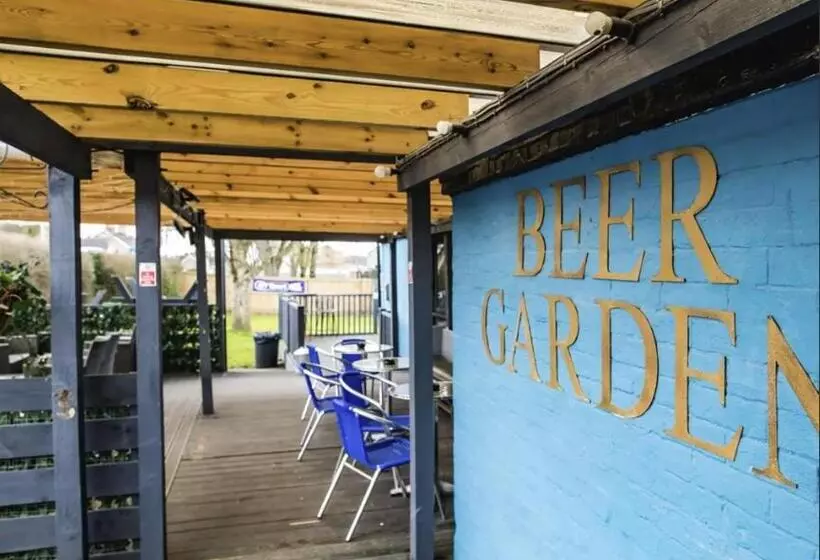 Hotelli Dog And Partridge Inn