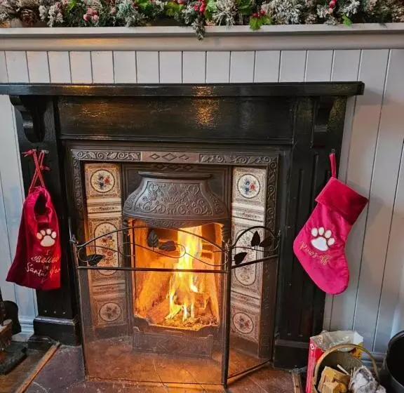 Hotelli Dog And Partridge Inn