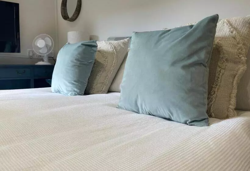 Motelli The Courtyard Rooms