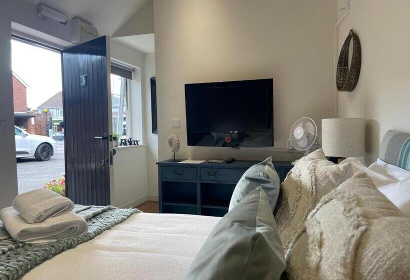 汽车旅馆 The Courtyard Rooms