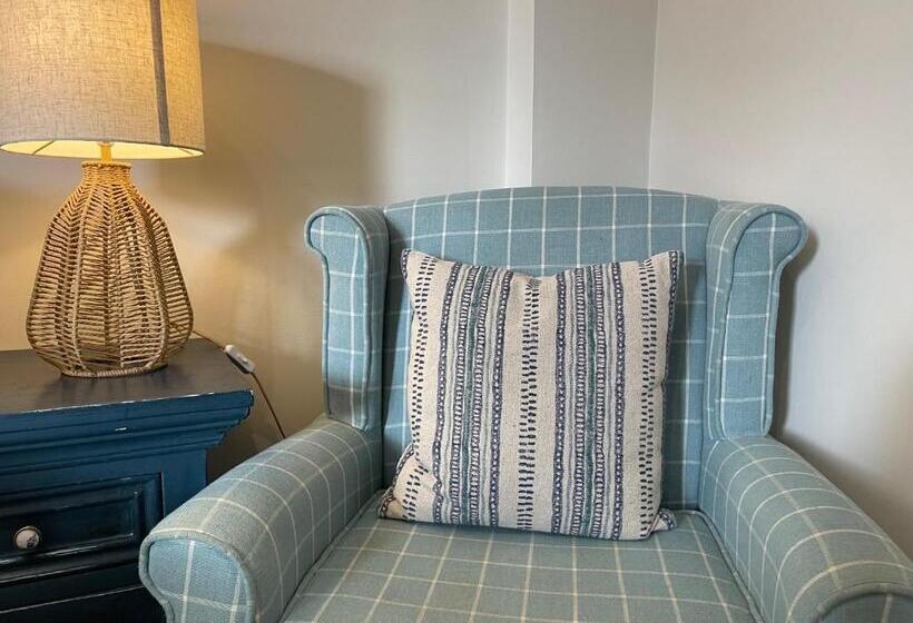 汽车旅馆 The Courtyard Rooms