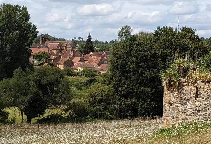 Aamiaismajoitus (B&B) La Grange Symphorine, Chambre D Hôtes De Charme Située Entre La Vallée De La Dordogne Et La Vallée D