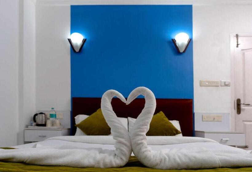 בית מלון כפרי The Hydel Luxury Palace