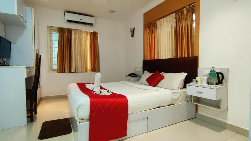 בית מלון כפרי The Hydel Luxury Palace