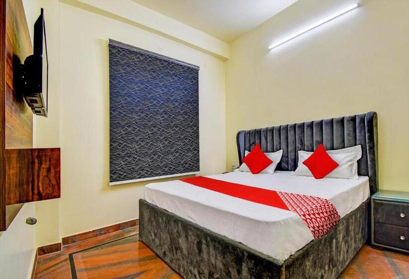 Oyo Flagship Hotel White Hut