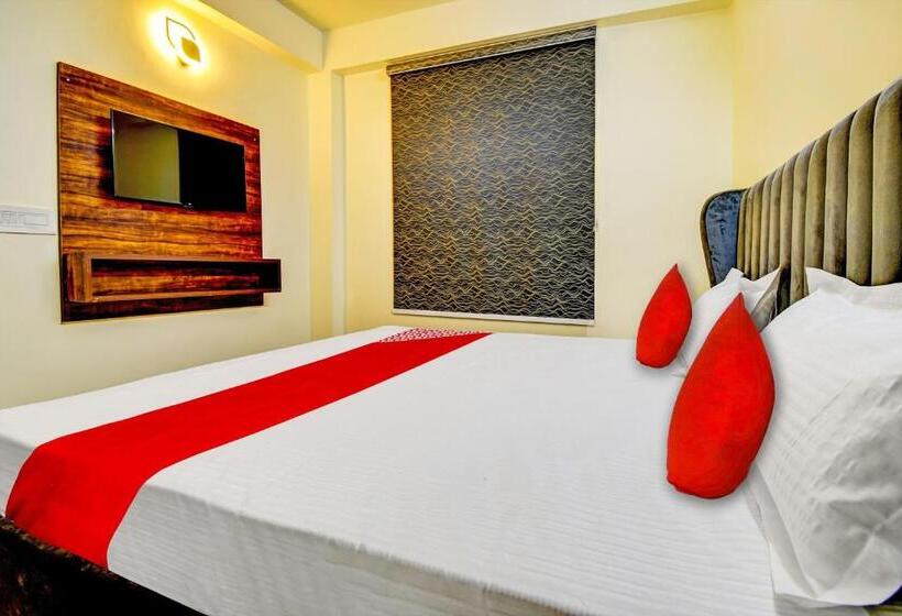 Oyo Flagship Hotel White Hut