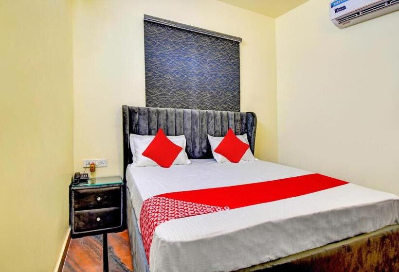 Oyo Flagship Hotel White Hut