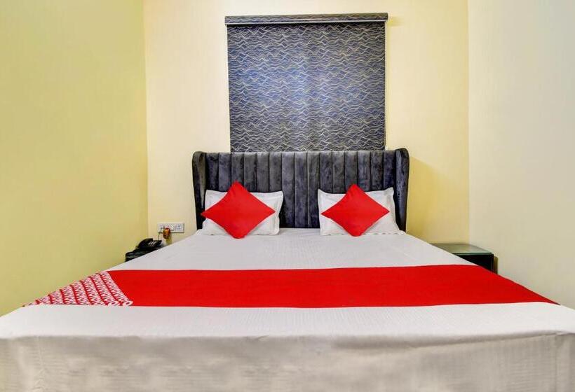 Oyo Flagship Hotel White Hut