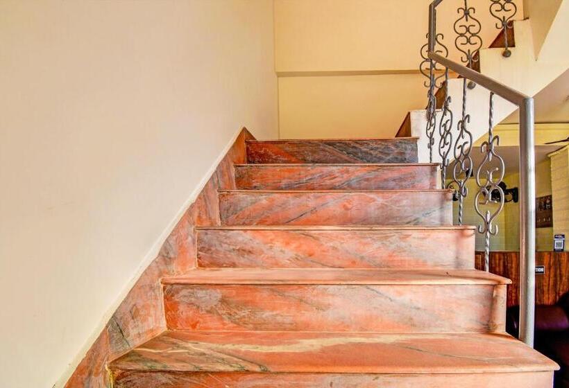 Oyo Flagship Hotel White Hut