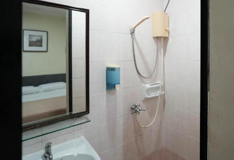 Amrise Hotel, Check In At 10pm, Check Out At 9am