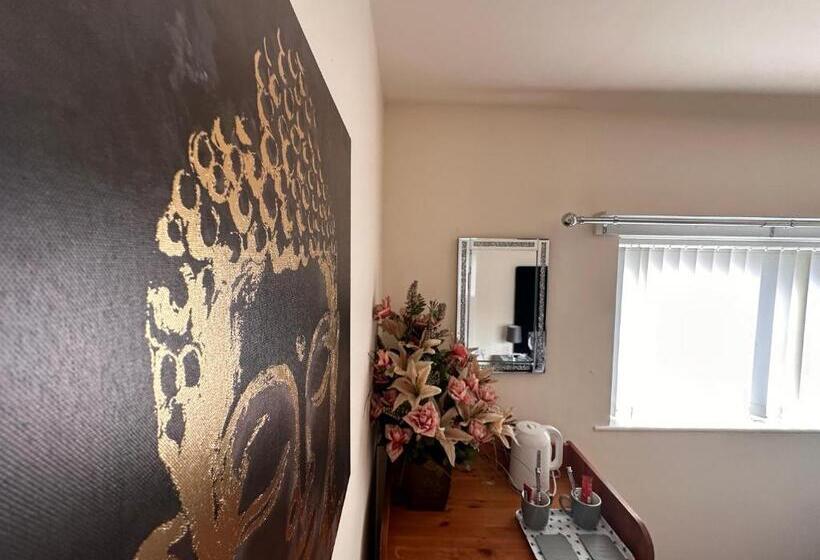 تختخواب و صبحانه Moor Park Apartments