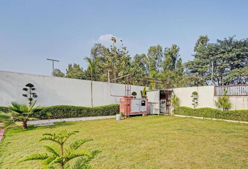 בית מלון כפרי Oyo Vashudev Garden