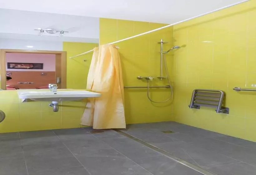 هتل Albergue Inturjoven Constantina   Hostel