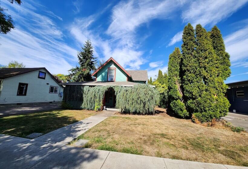 فندق Eugene Lodge And International Hostel