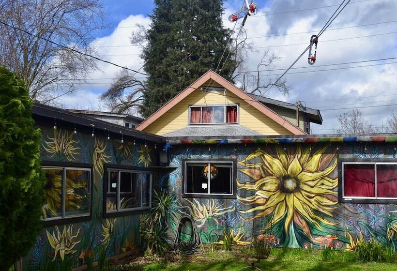 فندق Eugene Lodge And International Hostel