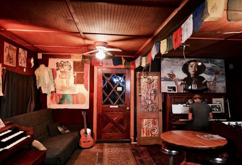 فندق Eugene Lodge And International Hostel