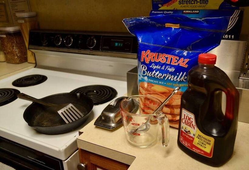 فندق Eugene Lodge And International Hostel