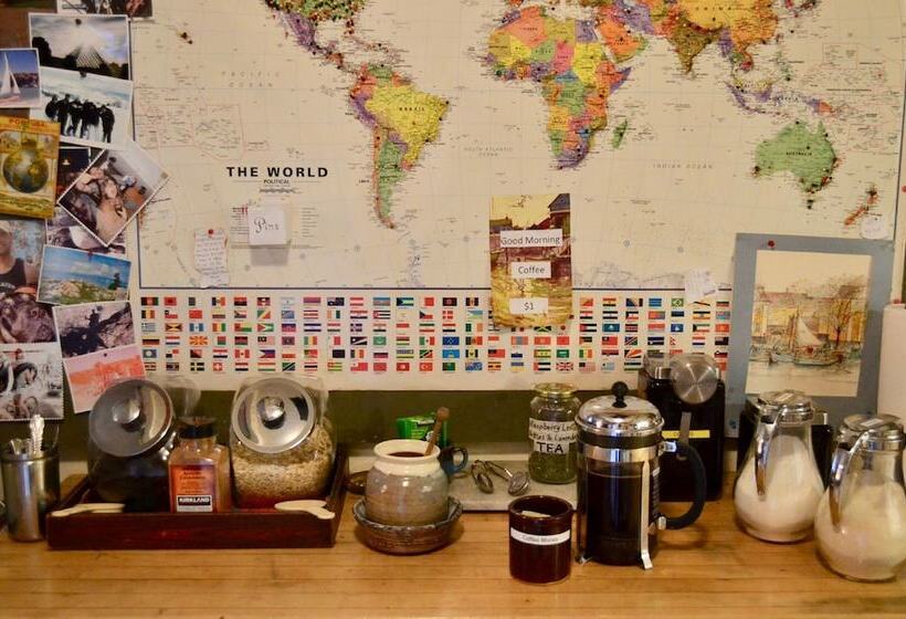 فندق Eugene Lodge And International Hostel