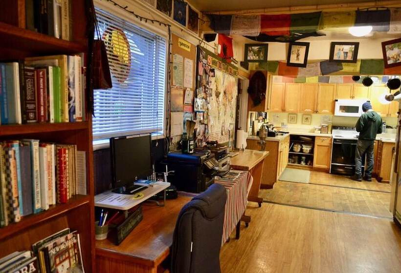 فندق Eugene Lodge And International Hostel