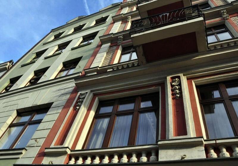 هتل Sleepwalker Boutique Suites