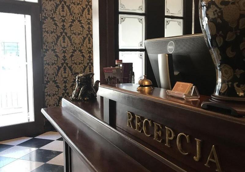 هتل Sleepwalker Boutique Suites