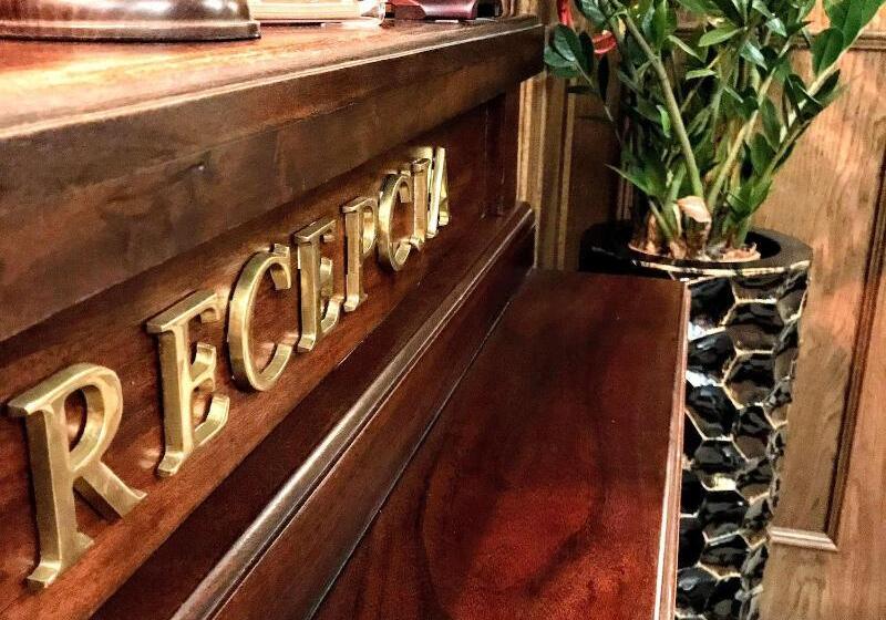 هتل Sleepwalker Boutique Suites