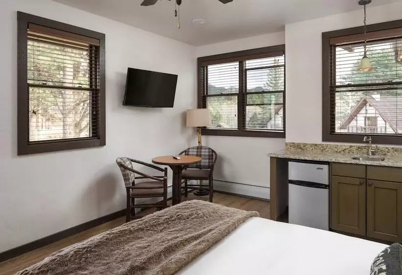 The Landing At Estes Park   Riverside Retreat