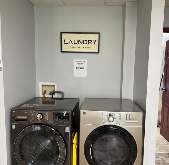 هاستل Travellers Inn Fredericton Nb